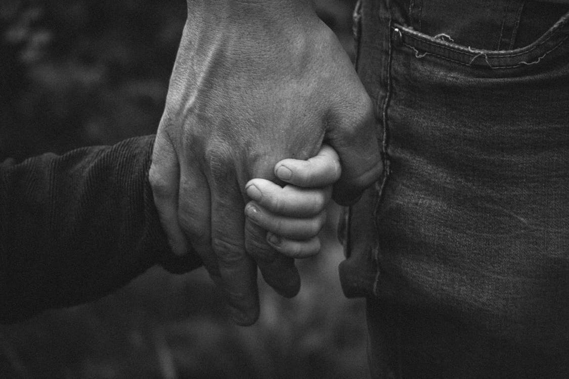 Padre e figlio mano nella mano